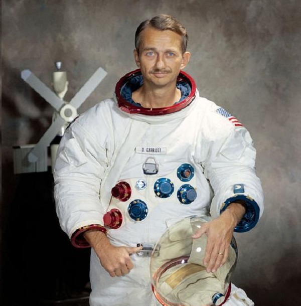 W5LFL - Owen K. Garriott W5LFL - Owen K. Garriott